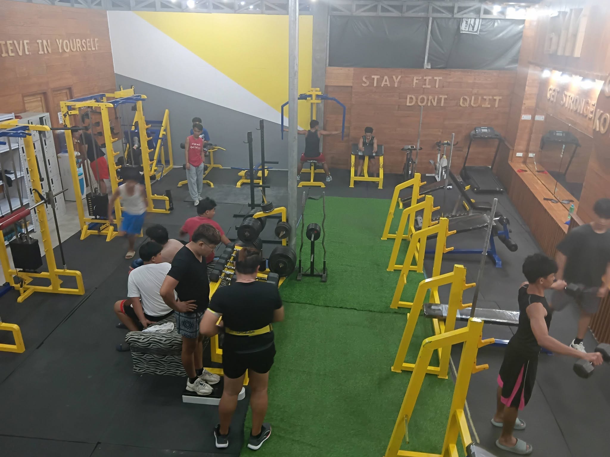 Gym KoTo members training together